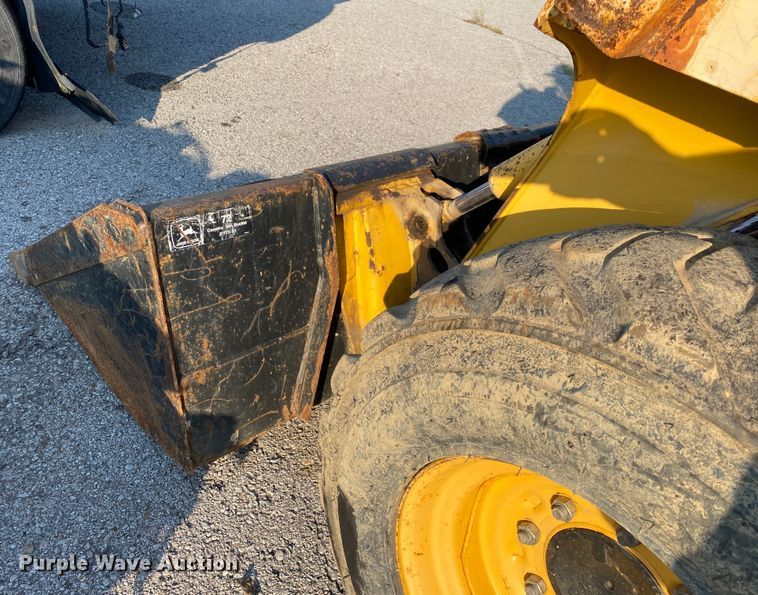 image for item JA9046 2000 John Deere 250  skid steer loader