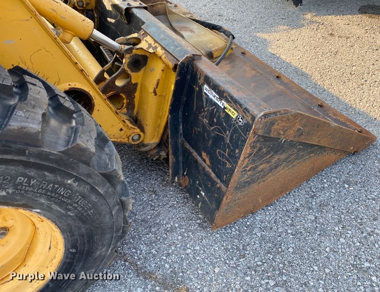 image for item JA9046 2000 John Deere 250  skid steer loader