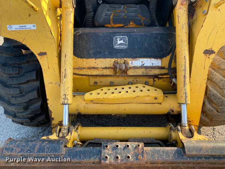 image for item JA9046 2000 John Deere 250  skid steer loader