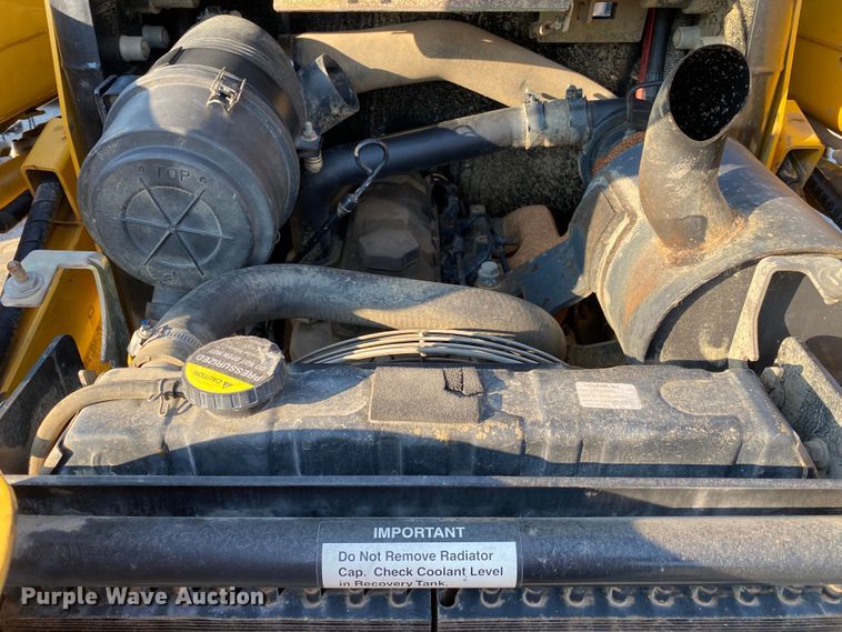 image for item JA9046 2000 John Deere 250  skid steer loader