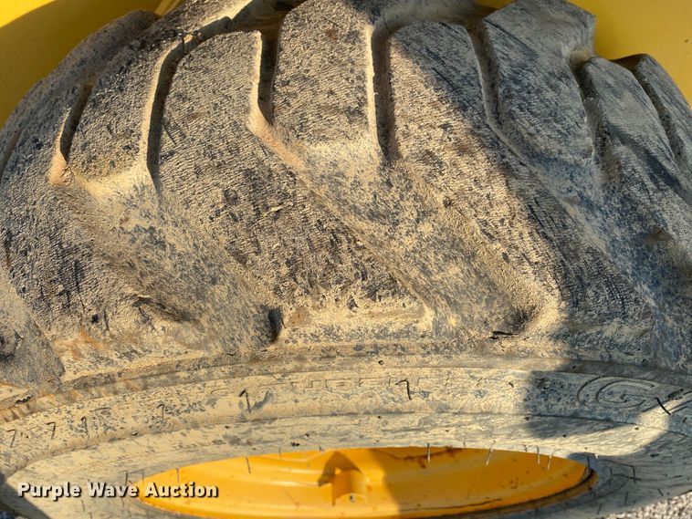 image for item JA9046 2000 John Deere 250  skid steer loader