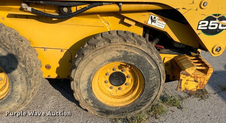 image for item JA9046 2000 John Deere 250  skid steer loader