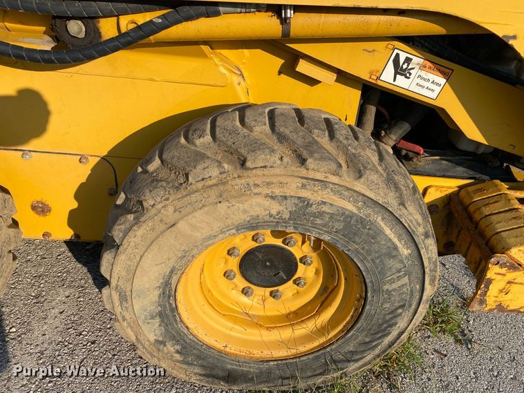 image for item JA9046 2000 John Deere 250  skid steer loader