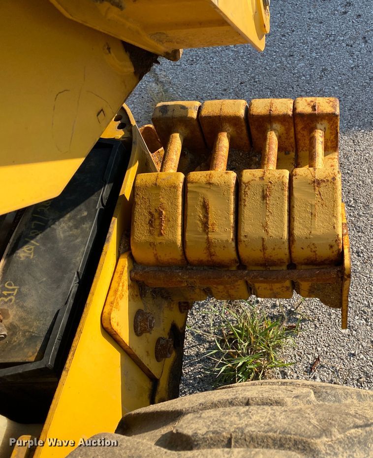 image for item JA9046 2000 John Deere 250  skid steer loader