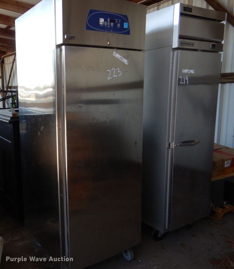 Electrolux refrigerator in Tulsa, OK Item JA9066 sold Purple Wave