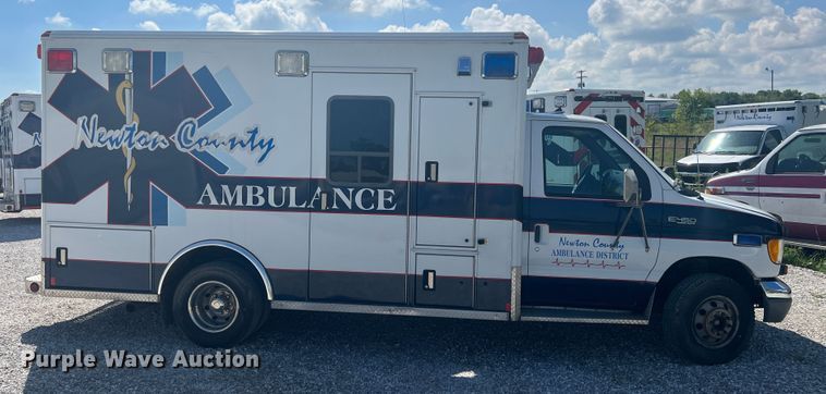 image for item JX9462 2001 Ford E450 Super Duty  ambulance