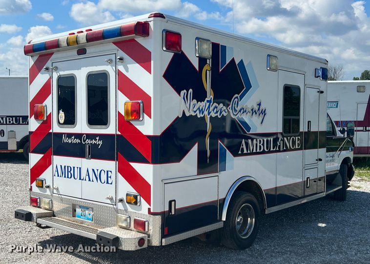 image for item JX9462 2001 Ford E450 Super Duty  ambulance