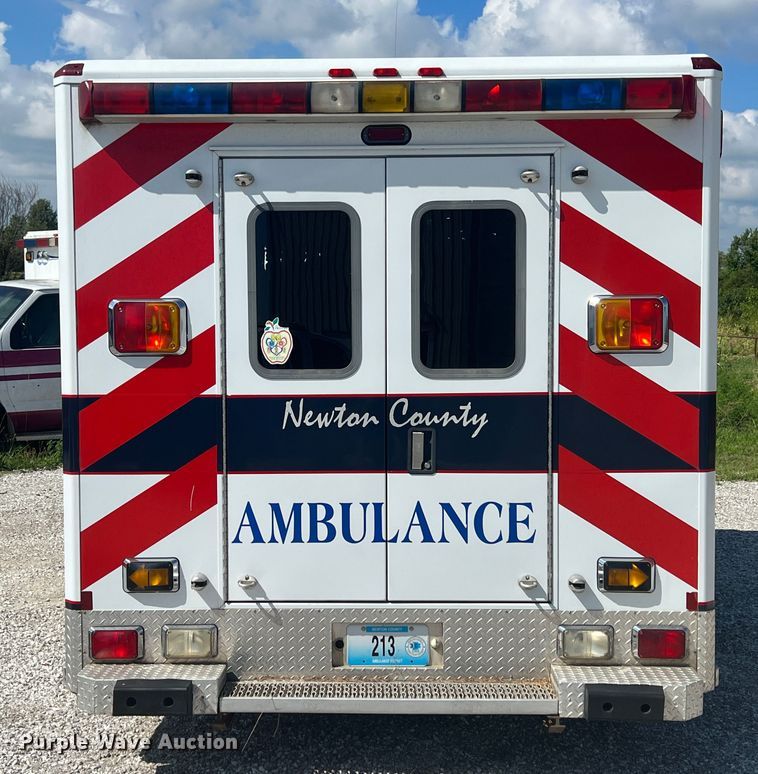 image for item JX9462 2001 Ford E450 Super Duty  ambulance