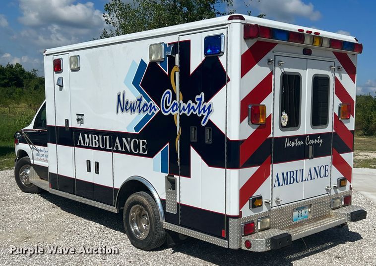 image for item JX9462 2001 Ford E450 Super Duty  ambulance
