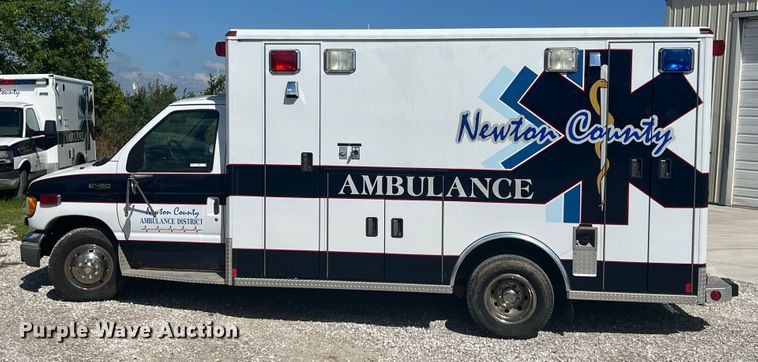 image for item JX9462 2001 Ford E450 Super Duty  ambulance