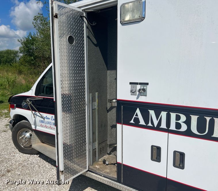 image for item JX9462 2001 Ford E450 Super Duty  ambulance