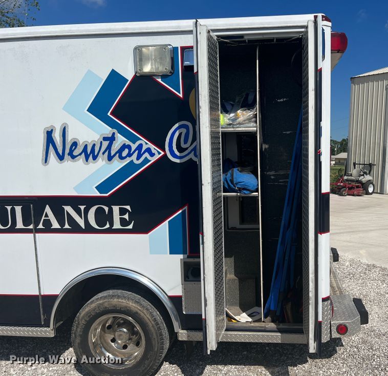 image for item JX9462 2001 Ford E450 Super Duty  ambulance