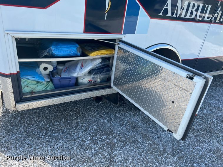 image for item JX9462 2001 Ford E450 Super Duty  ambulance