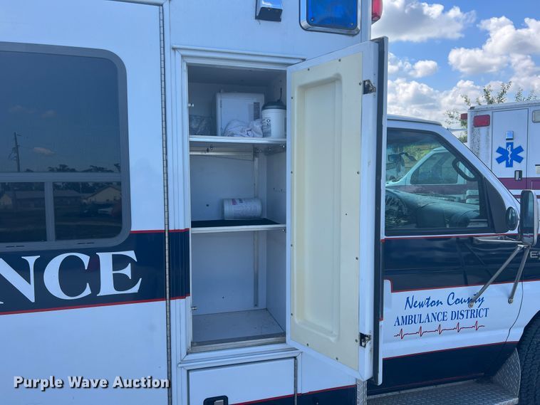image for item JX9462 2001 Ford E450 Super Duty  ambulance