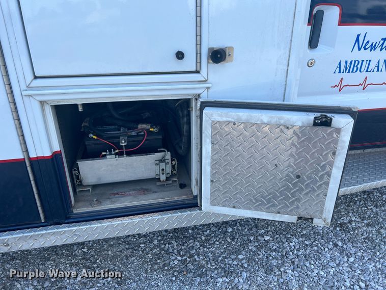 image for item JX9462 2001 Ford E450 Super Duty  ambulance