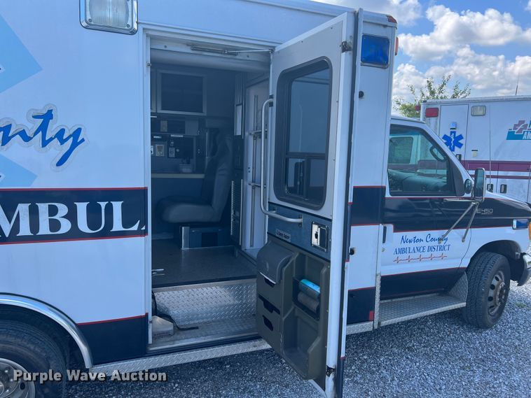 image for item JX9462 2001 Ford E450 Super Duty  ambulance