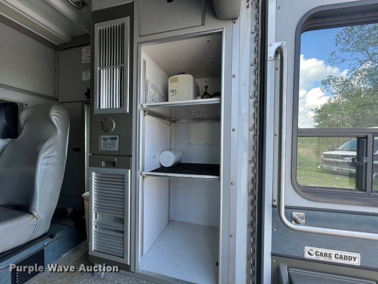 image for item JX9462 2001 Ford E450 Super Duty  ambulance