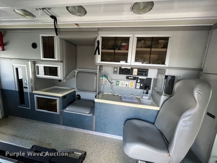 image for item JX9462 2001 Ford E450 Super Duty  ambulance