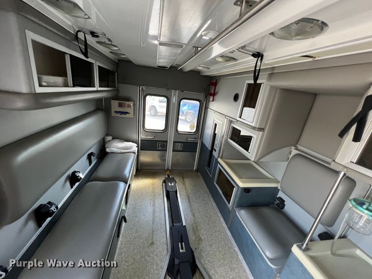 image for item JX9462 2001 Ford E450 Super Duty  ambulance