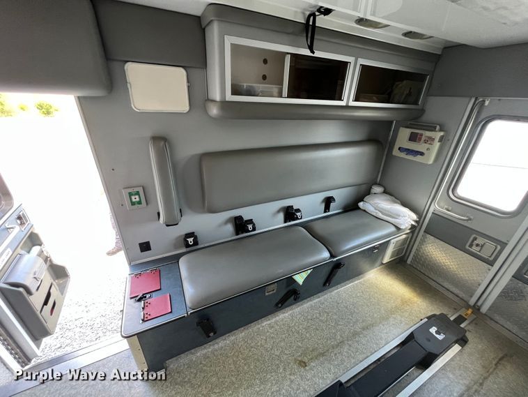 image for item JX9462 2001 Ford E450 Super Duty  ambulance