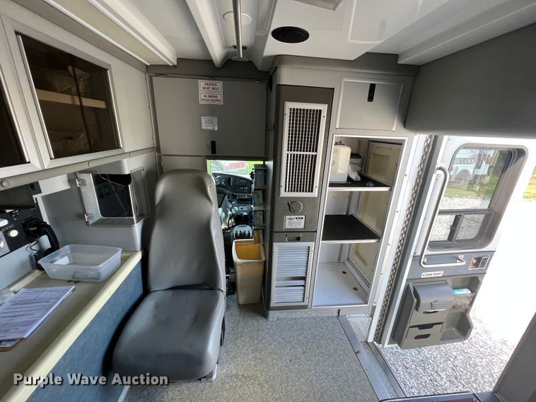 image for item JX9462 2001 Ford E450 Super Duty  ambulance