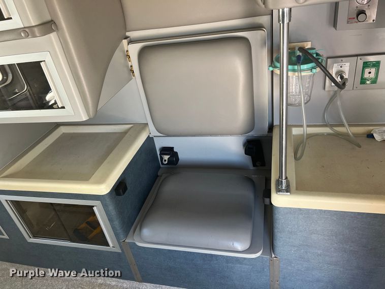 image for item JX9462 2001 Ford E450 Super Duty  ambulance