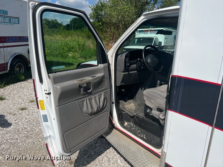 image for item JX9462 2001 Ford E450 Super Duty  ambulance