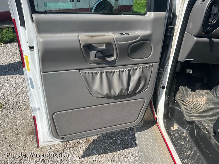 image for item JX9462 2001 Ford E450 Super Duty  ambulance