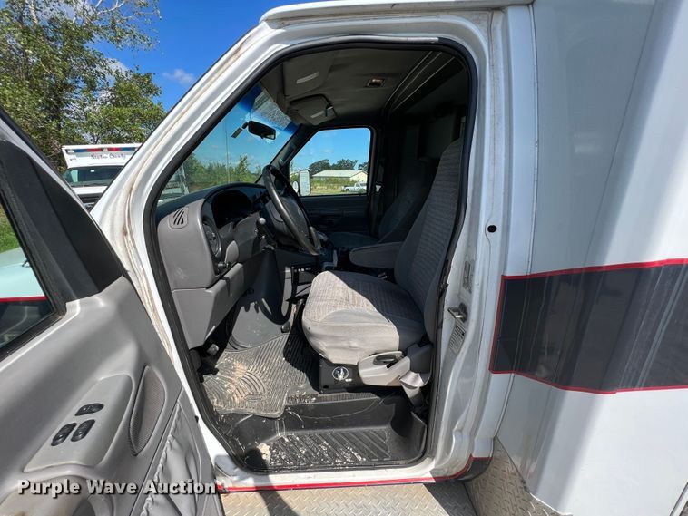 image for item JX9462 2001 Ford E450 Super Duty  ambulance