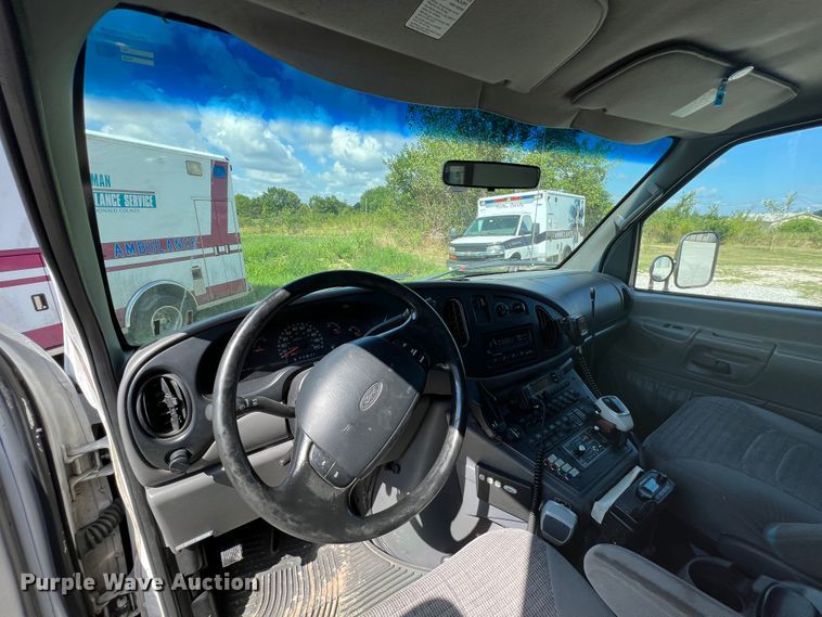 image for item JX9462 2001 Ford E450 Super Duty  ambulance