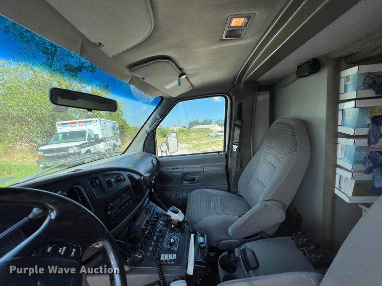 image for item JX9462 2001 Ford E450 Super Duty  ambulance