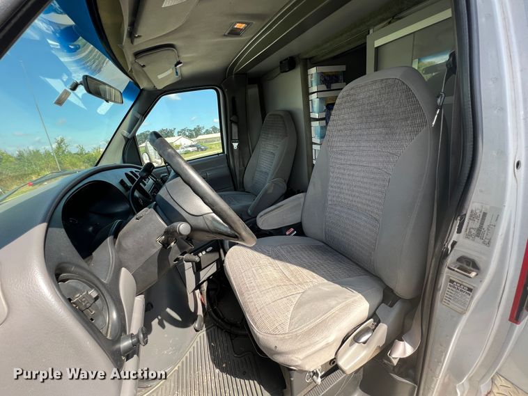image for item JX9462 2001 Ford E450 Super Duty  ambulance