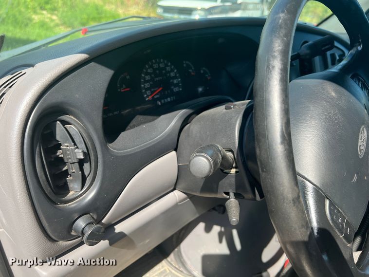 image for item JX9462 2001 Ford E450 Super Duty  ambulance