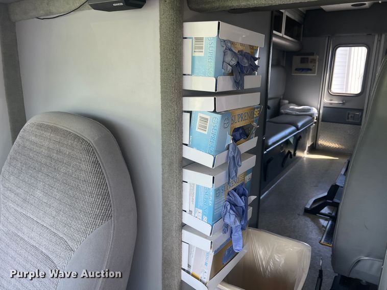 image for item JX9462 2001 Ford E450 Super Duty  ambulance