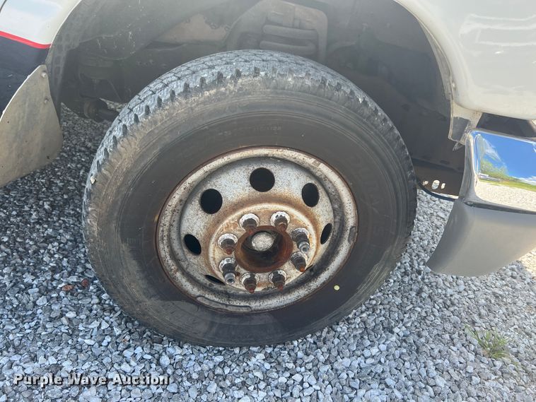 image for item JX9462 2001 Ford E450 Super Duty  ambulance