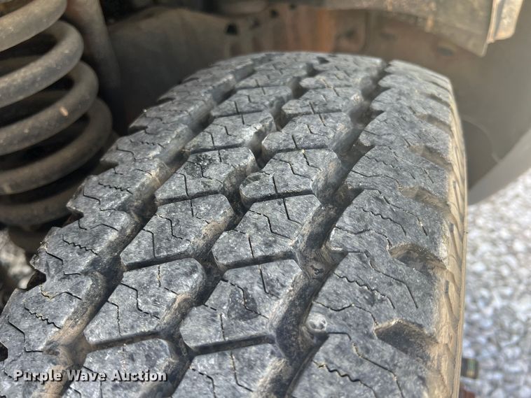 image for item JX9462 2001 Ford E450 Super Duty  ambulance