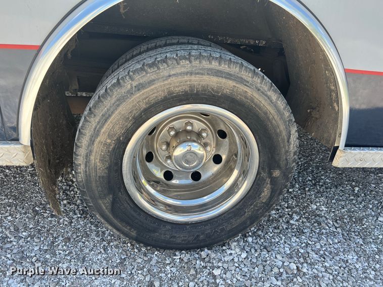 image for item JX9462 2001 Ford E450 Super Duty  ambulance