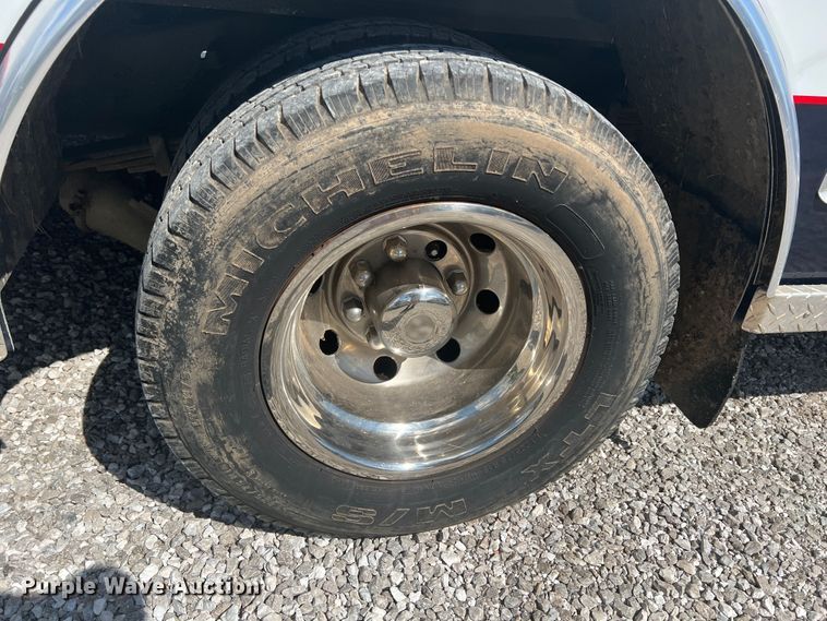 image for item JX9462 2001 Ford E450 Super Duty  ambulance