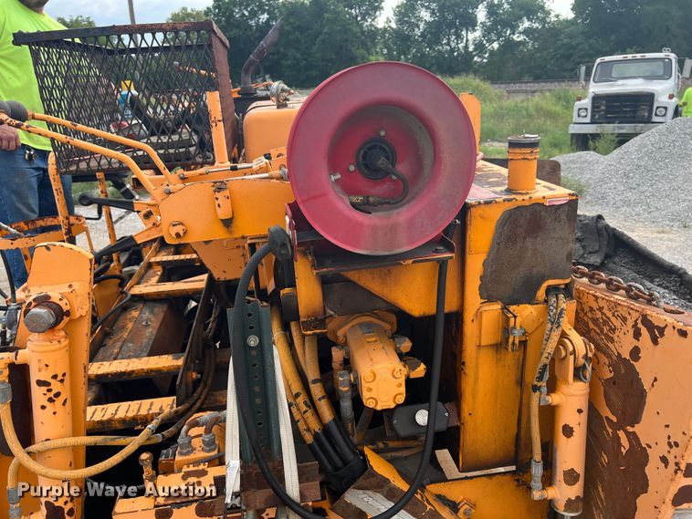 image for item JX9477 2000 LeeBoy L8500  paver