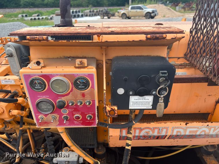 image for item JX9477 2000 LeeBoy L8500  paver