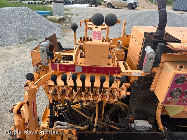 image for item JX9477 2000 LeeBoy L8500  paver