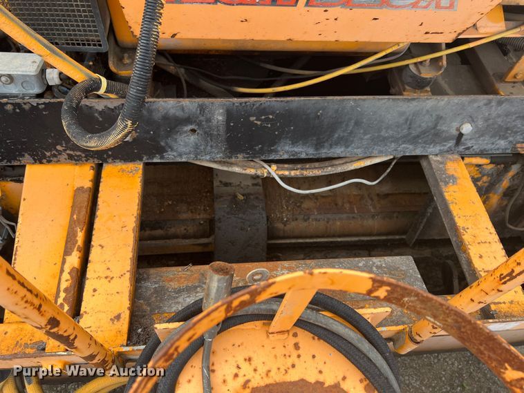 image for item JX9477 2000 LeeBoy L8500  paver