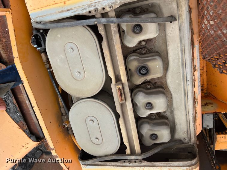 image for item JX9477 2000 LeeBoy L8500  paver