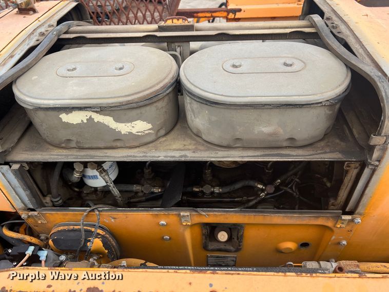 image for item JX9477 2000 LeeBoy L8500  paver