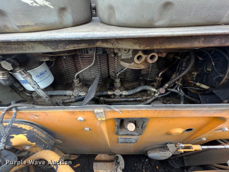 image for item JX9477 2000 LeeBoy L8500  paver