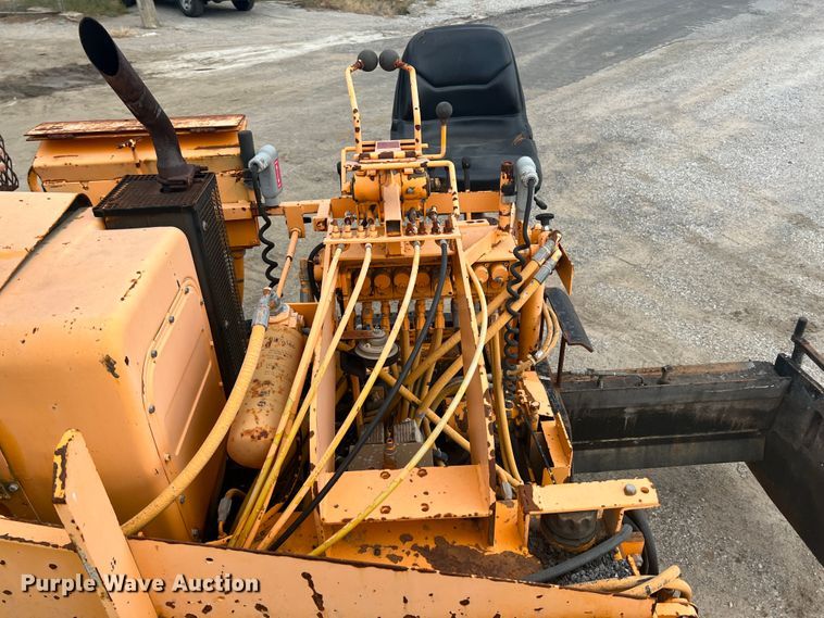 image for item JX9477 2000 LeeBoy L8500  paver