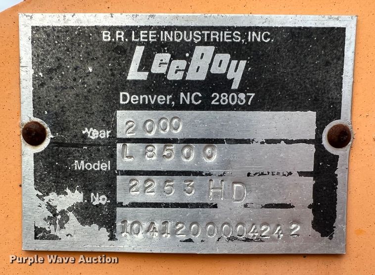 image for item JX9477 2000 LeeBoy L8500  paver