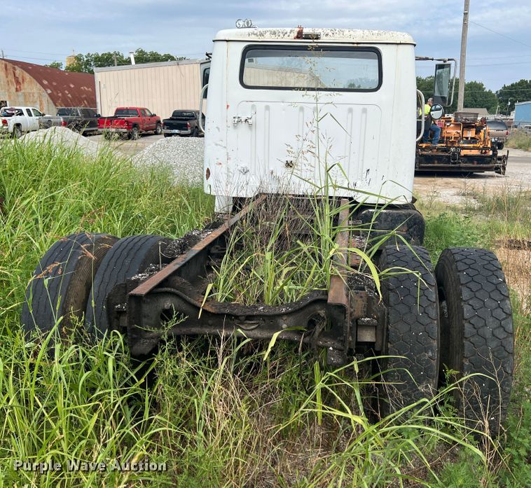 image for item JX9478 1980 International 1925  truck cab and chassis