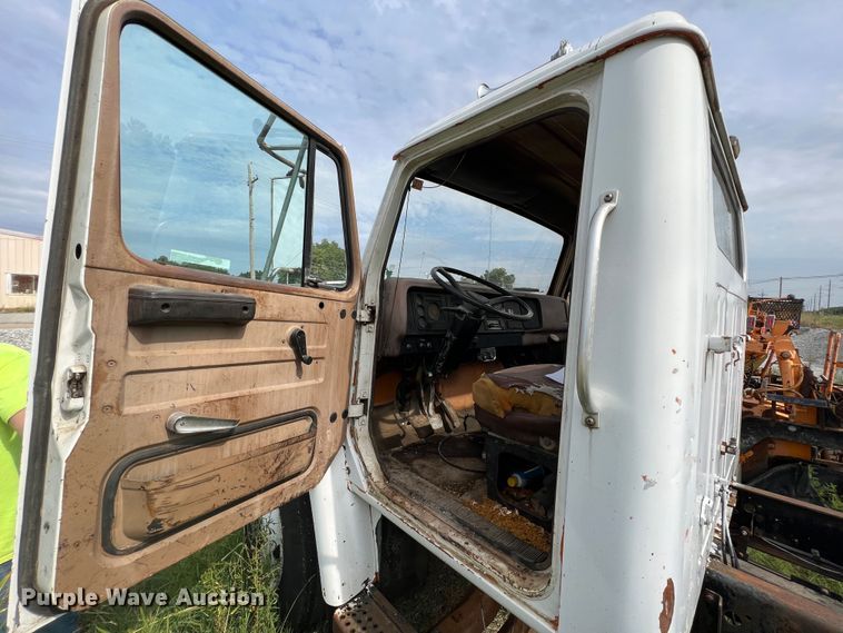 image for item JX9478 1980 International 1925  truck cab and chassis