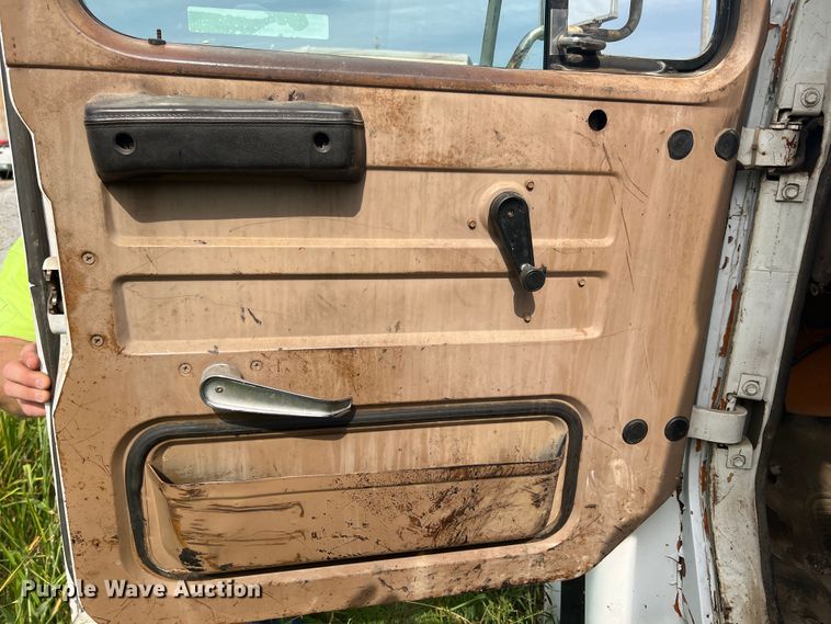 image for item JX9478 1980 International 1925  truck cab and chassis